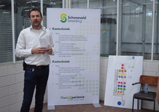 Simon de Boer is an expert in technology and gave just a 5 minute introduction about light, heat and water, but with probably the same ease, he can also attach a detailed 5-hour story. Behind him a number of water tanks  and on the map on the right on the ground a schematic overview of all tanks is drawn. One of the special features is that different 'recipes' can be administered to all departments, and that the drain then returns via a pipe specifically intended for that one recipe.